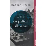 Fata cu palton albastru